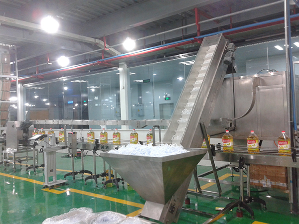 Fully Automatic 5L 10L Water Oil Bottle Handle Sleeve Machine