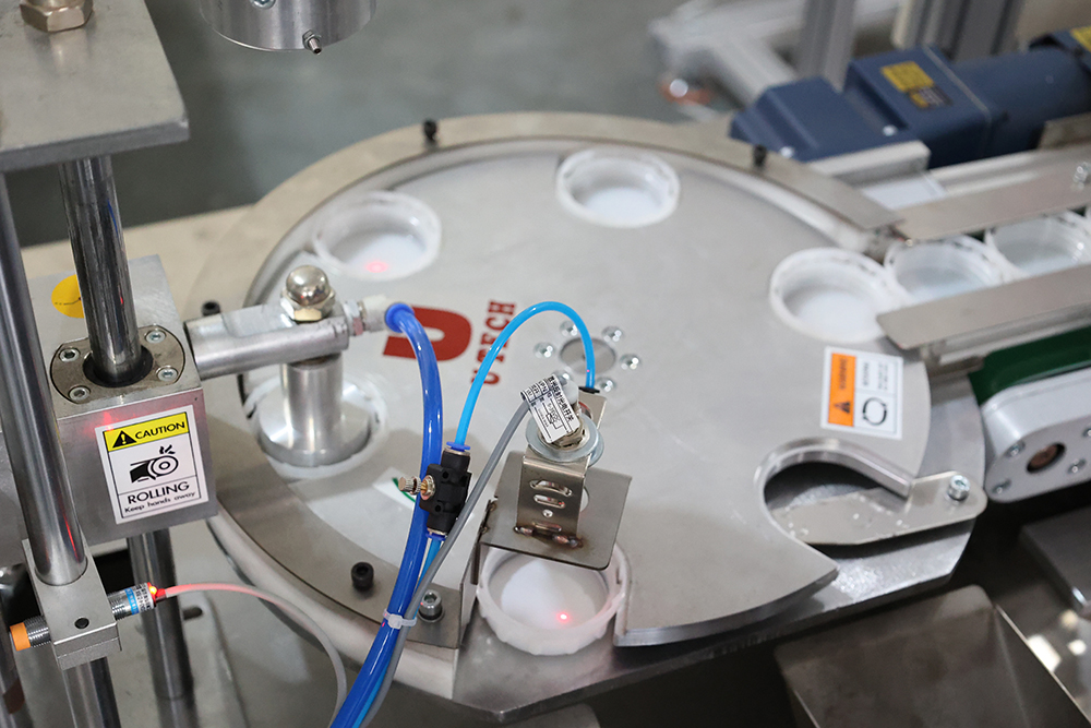 Automatic Daily Use Product Aluminum Foil Gasket Plastic Cap Inserting Machine