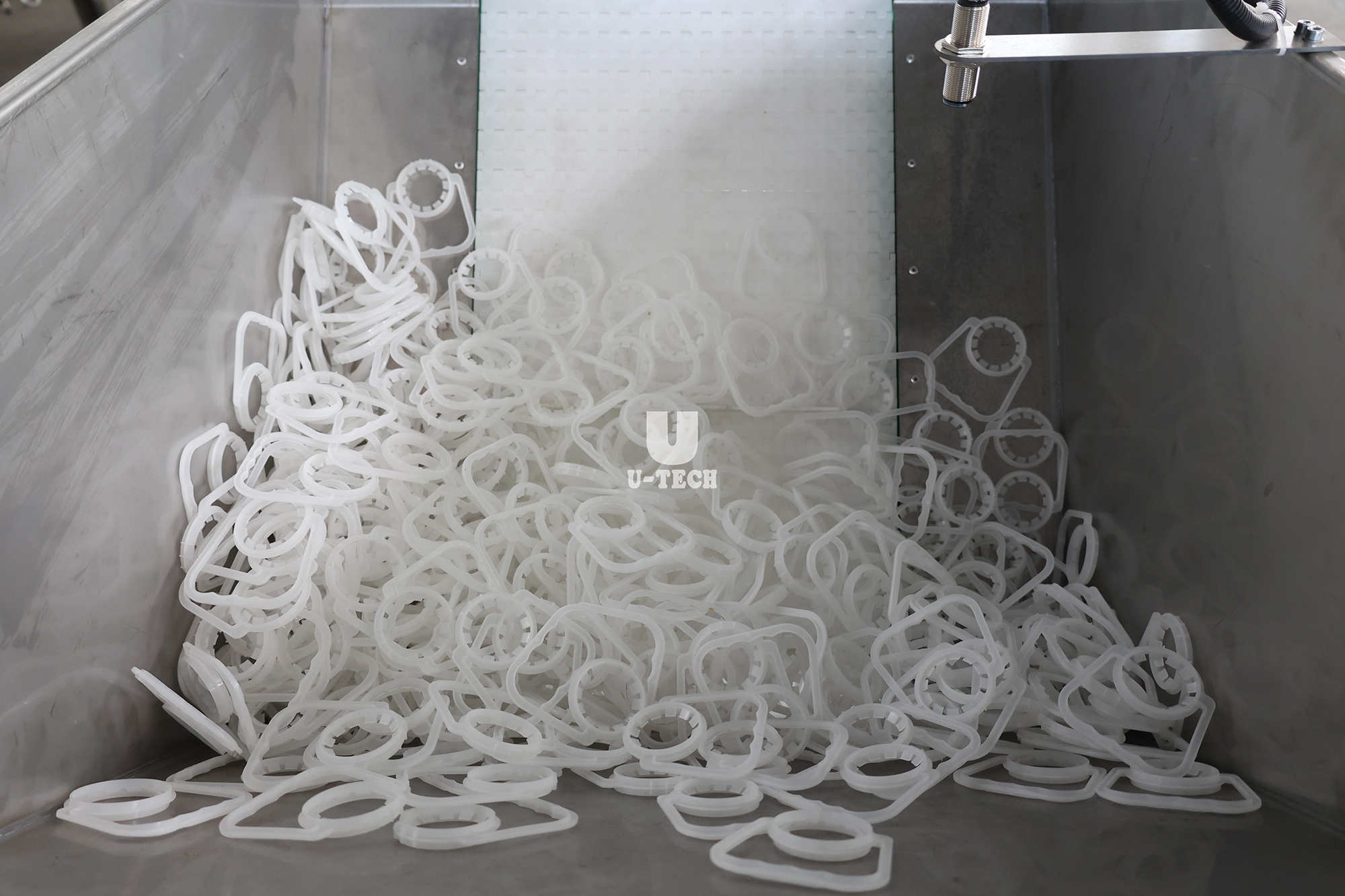Automatic Linear Type Ring Lifting Inserting Machine Big Bucket Bottle Neck Handle Applicator