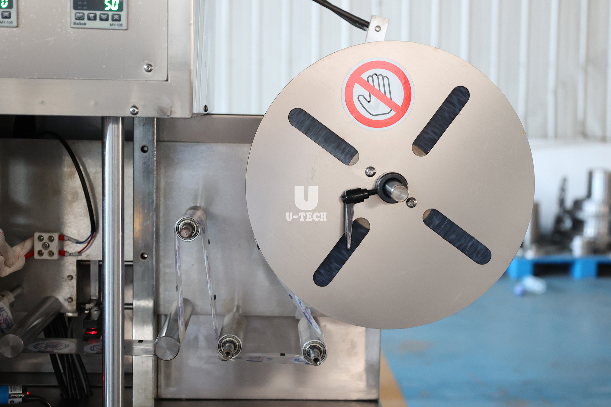 Automatic Rotary Drinking Water 20L 5 Gallon Barrel Cap Label Sticking Cap Film Sealing Machine
