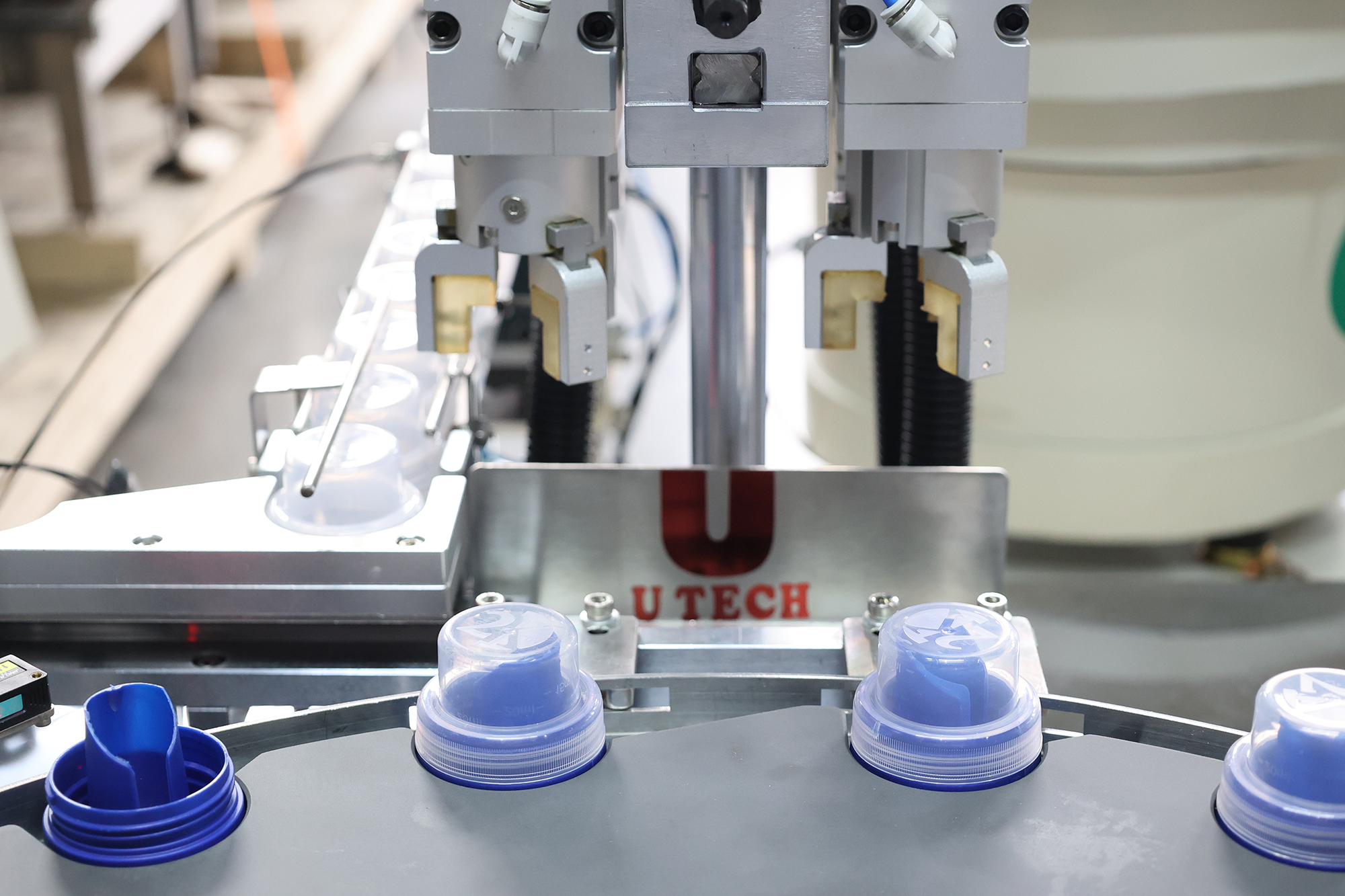 Automatic High Speed Scouring Abluent Agent Laundry Detergent Cap Assembly Machine