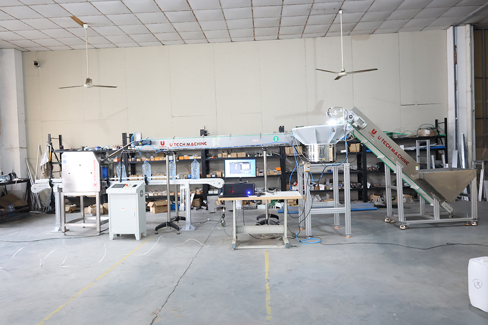 Automatic High Speed Linear Type Ring Lifting Plastic PET Oil 2L 5 Liter 10L Bottle Handle Inserting Machine