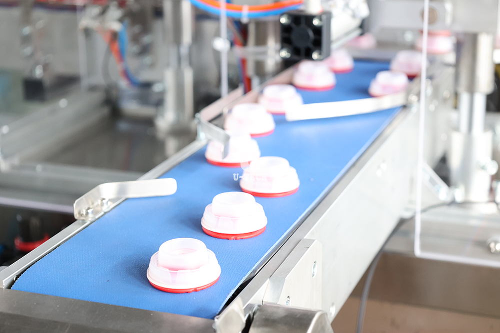 Automatic plastic cap bottle covler assembling assembly machine
