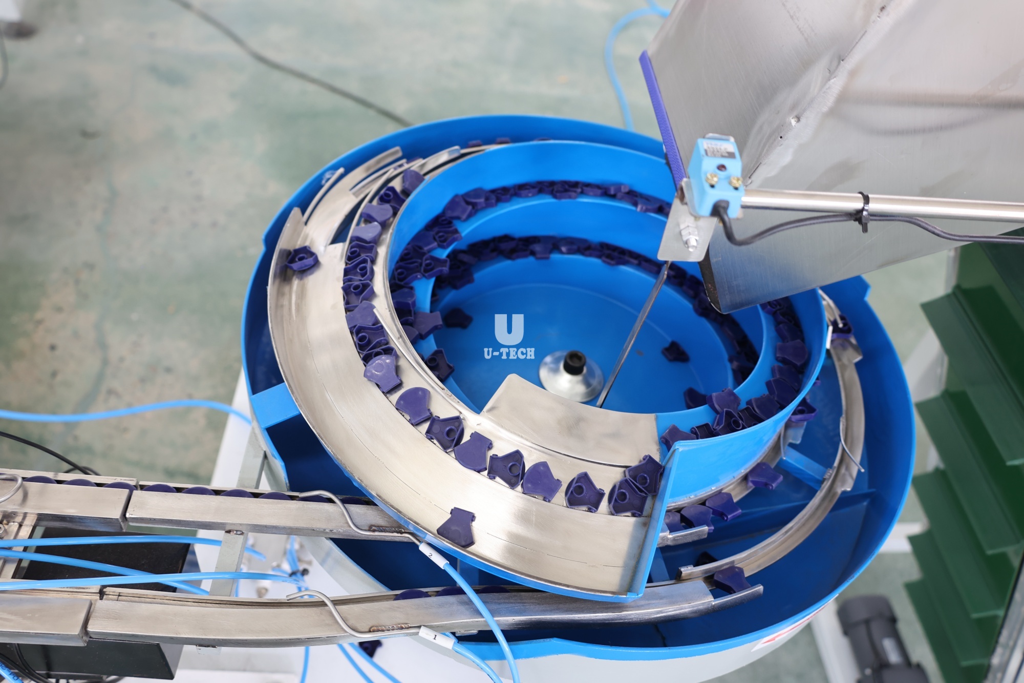 High Speed Rotary Three Parts Make-up Water And Lotion Cosmetics Bottle Plastic Cap Assembly Machine