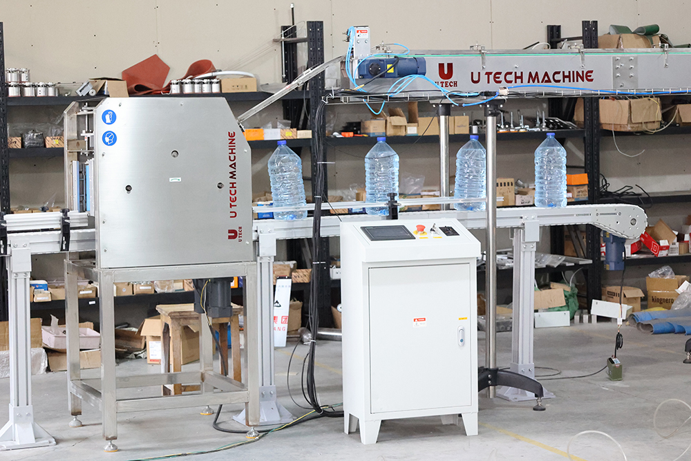 Automatic High Speed Linear Type Ring Lifting Plastic PET Oil 2L 5 Liter 10L Bottle Handle Inserting Machine