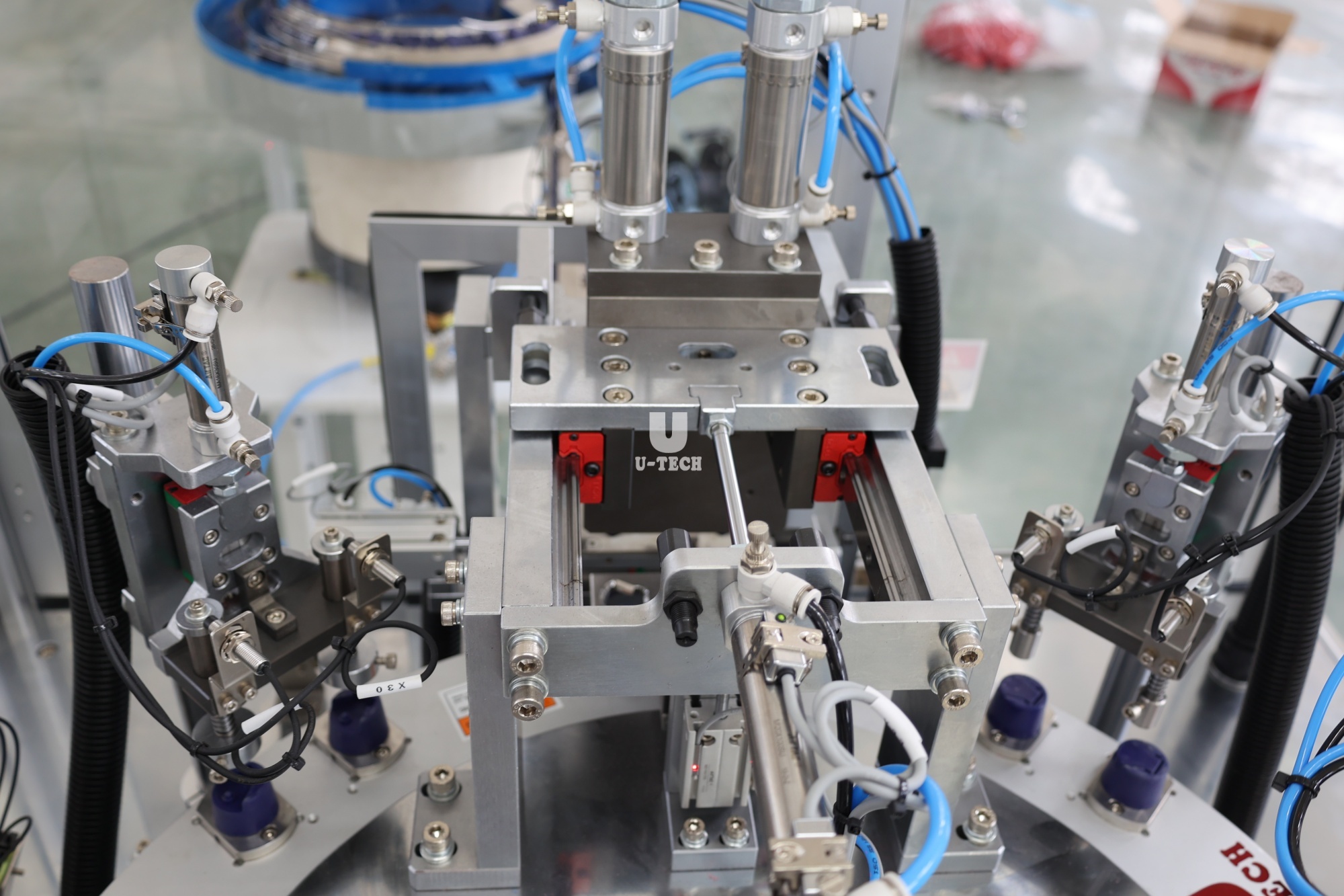 High Speed Rotary Three Parts Make-up Water And Lotion Cosmetics Bottle Plastic Cap Assembly Machine