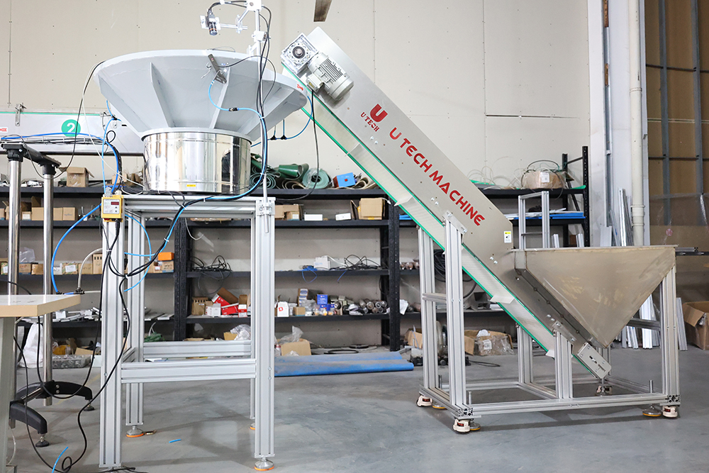 Automatic High Speed Linear Type Ring Lifting Plastic PET Oil 2L 5 Liter 10L Bottle Handle Inserting Machine