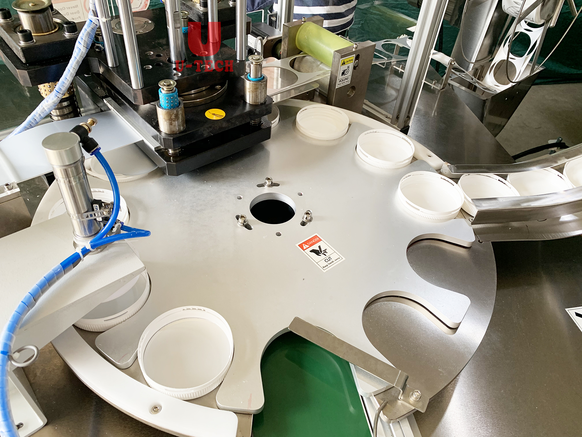 Automatic linear beverage chemical product daily use plastic bottle cap cutting wadding machine