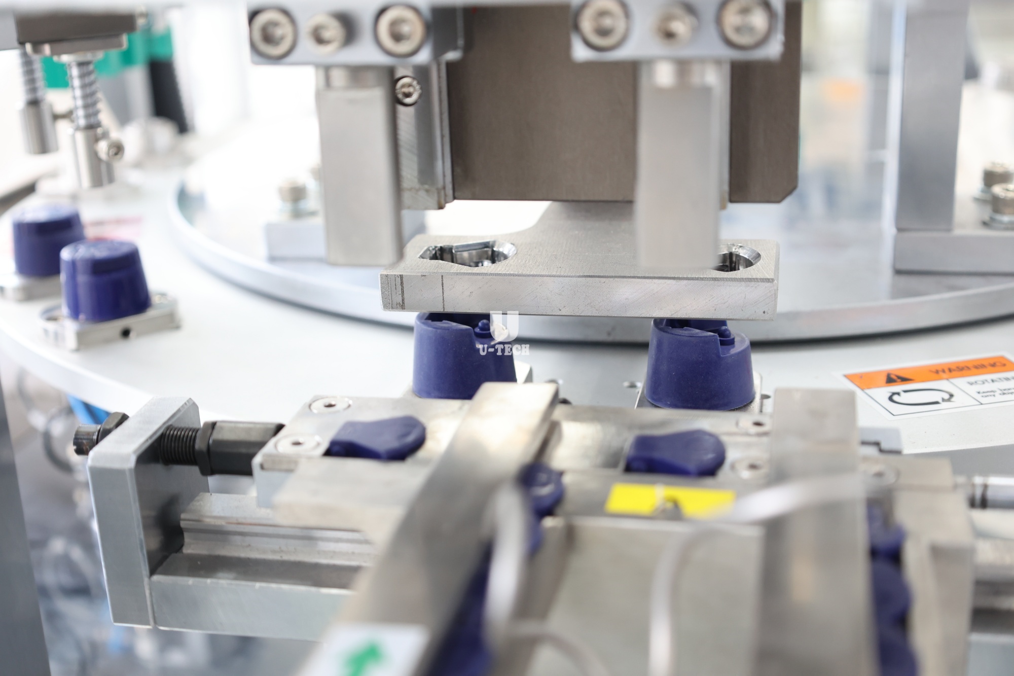 High Speed Rotary Three Parts Make-up Water And Lotion Cosmetics Bottle Plastic Cap Assembly Machine