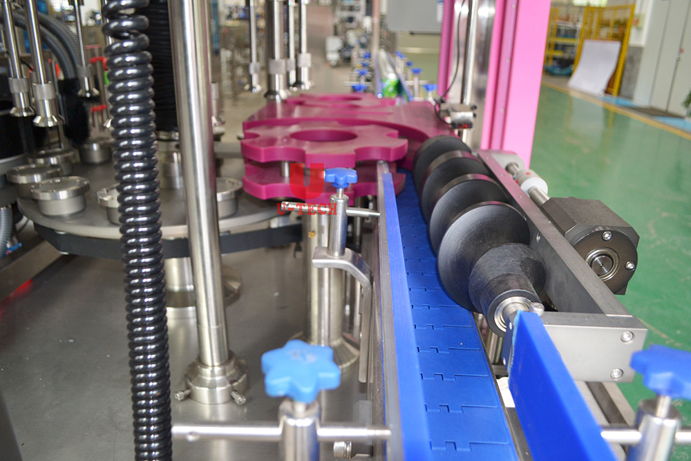 China U TECH High Speed Automatic SUS 304 Roatry 500ml 750ml Water Bottle Rolling Opp Hot Melt Labeling Machine
