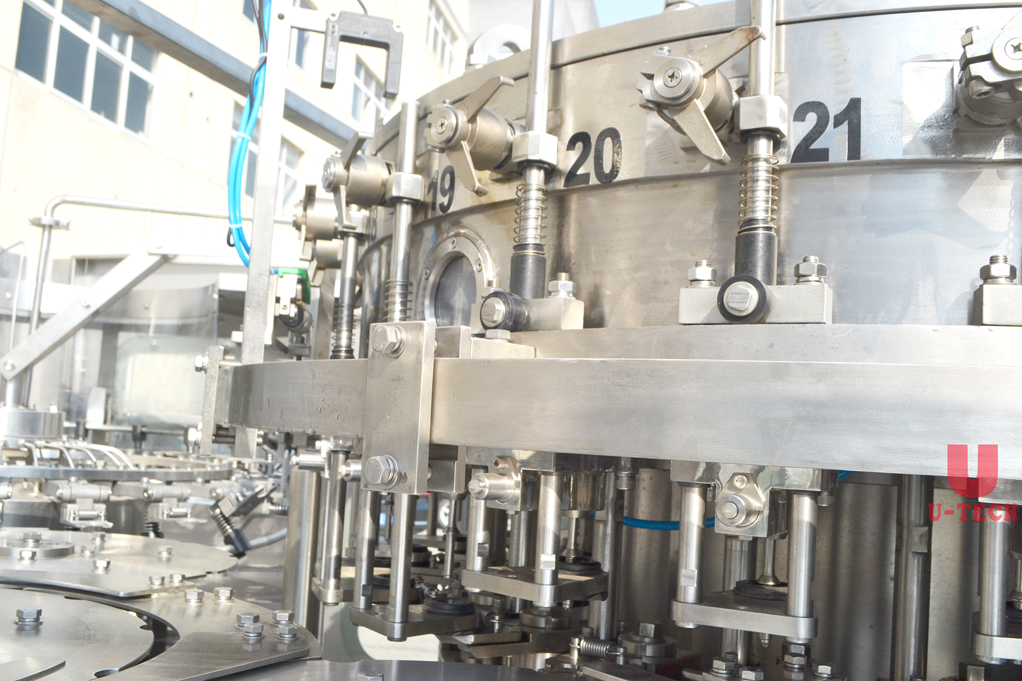 High Speed Small Scale Pet Bottle Beverage Carbonated Cola Soda Water Filling Bottling Machine Price