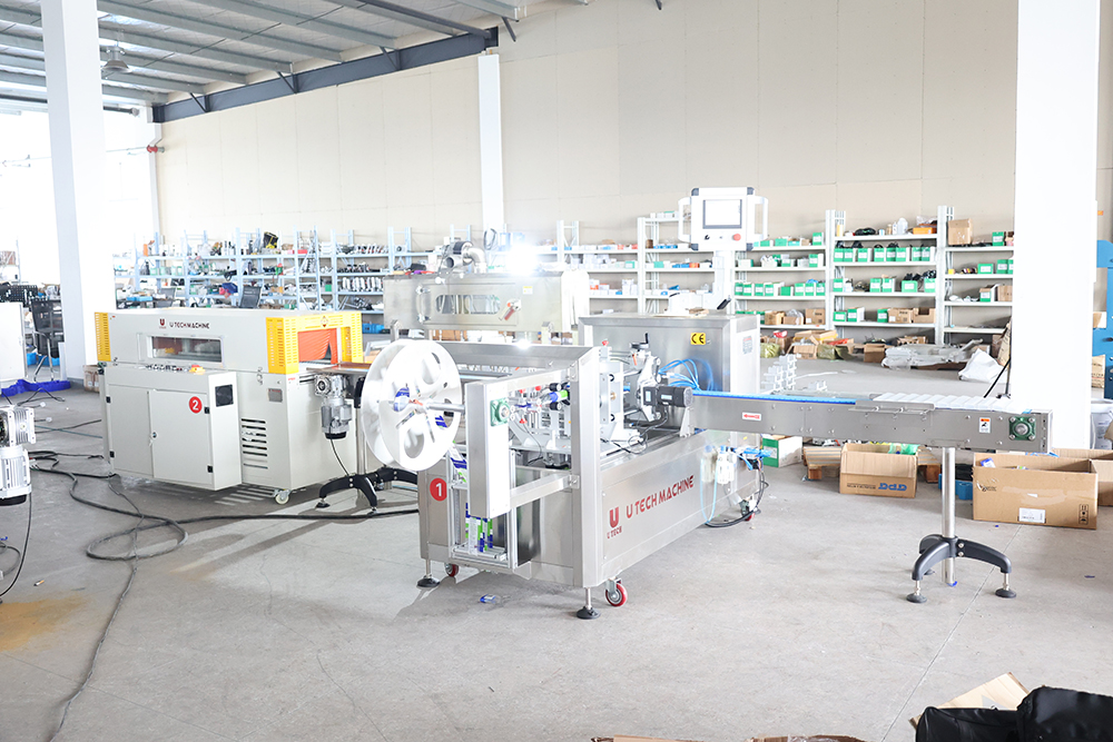Horizontal shrink sleeve labeling machine