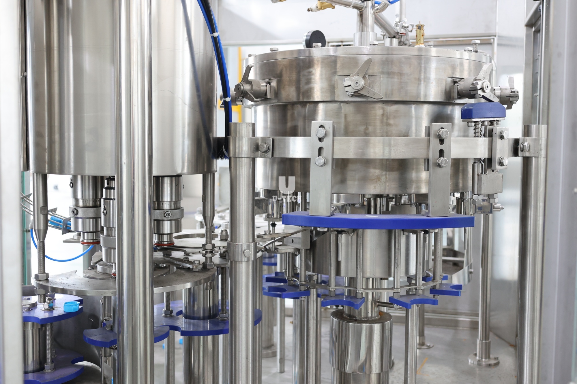 High Speed Full Automatic 3 in 1 CSD Carbonated Beverage Soda Sparkling Water Filling Machine Price