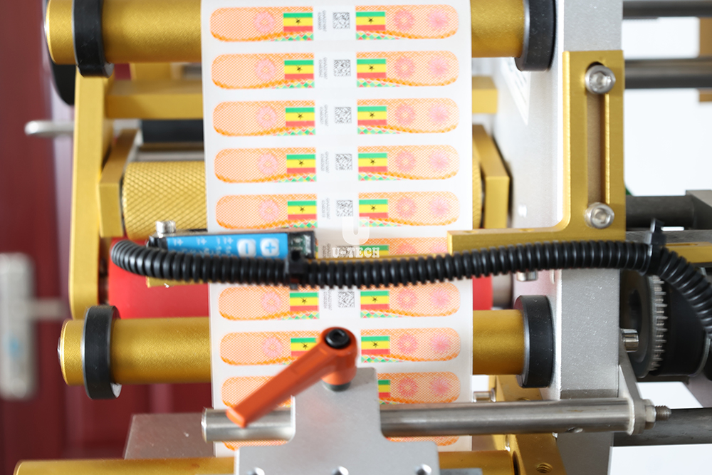 Automatic paper packing box horizontal type adhesive sticker labeling machine price