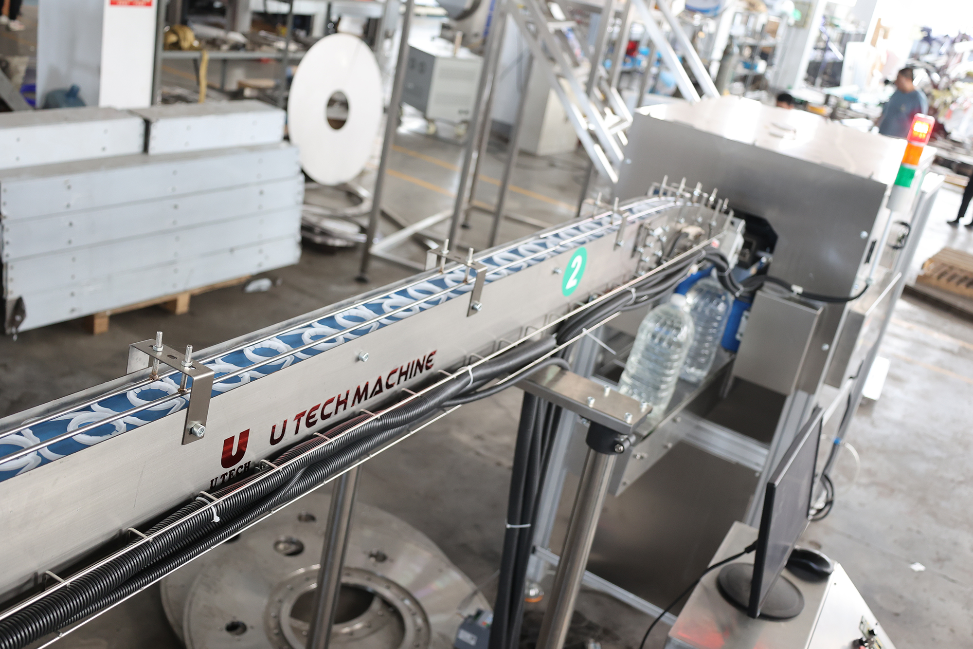 Automatic High Speed 5L Mineral Water Food Sunflower Oil Bottle Handle Applicator Inserting Machine