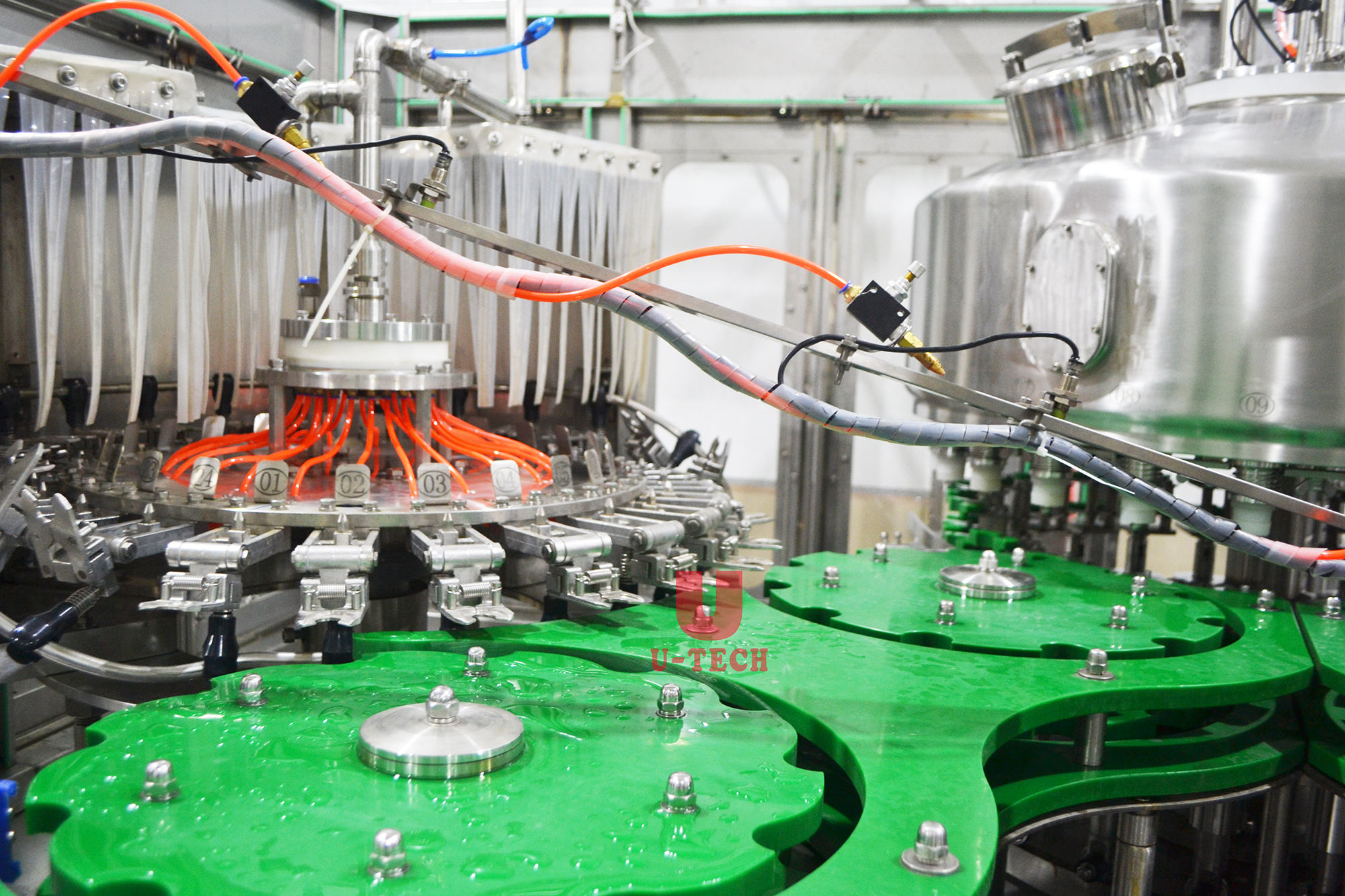 Automatic PP Plastic Bottle Fruit Litchi Juice Filling Aluminum Foil Sealing Machine Production Line