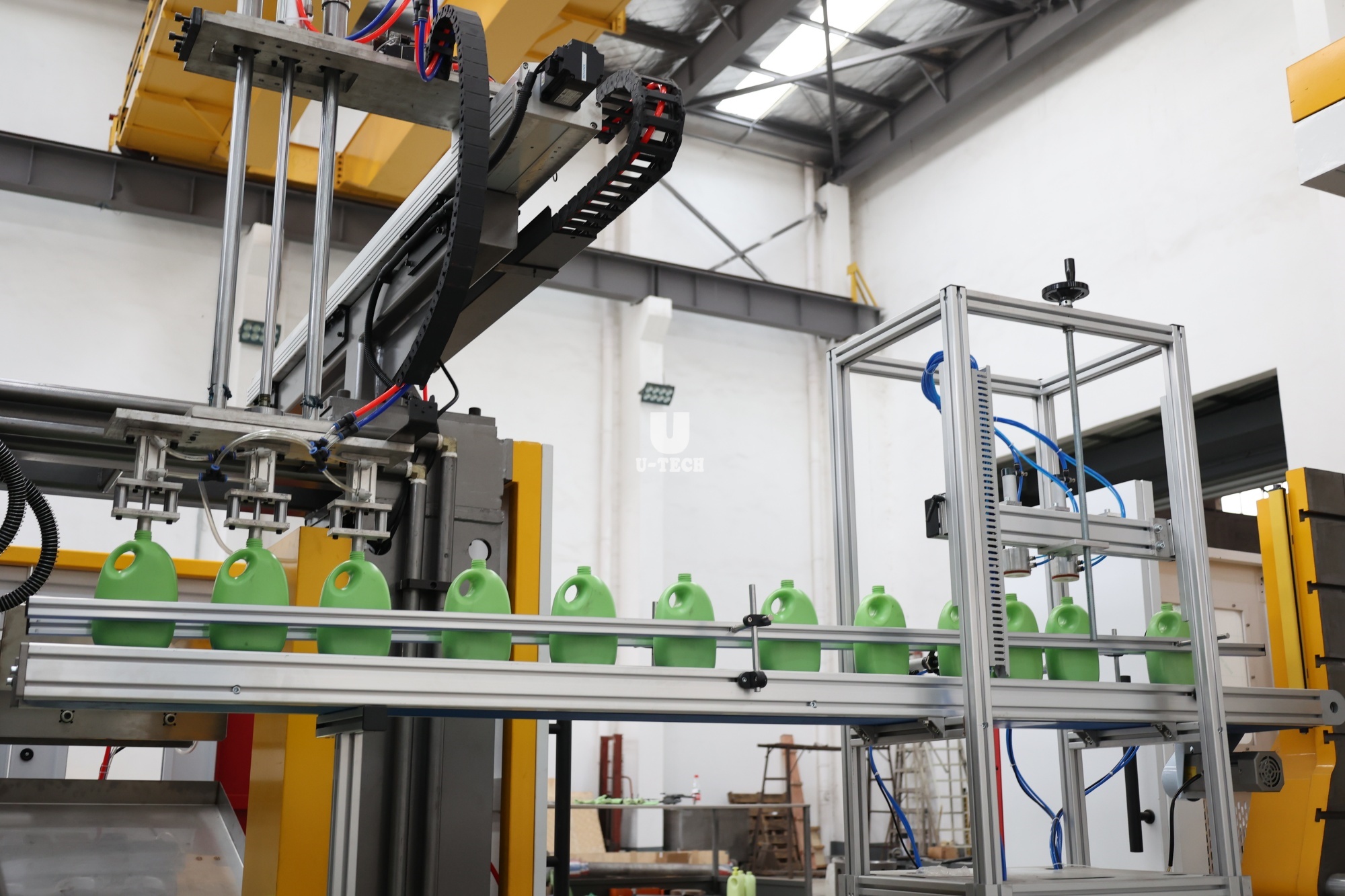 3-Cavity HDPE PE Bottle Double Station Extrusion Blow Molding Machine with Robot