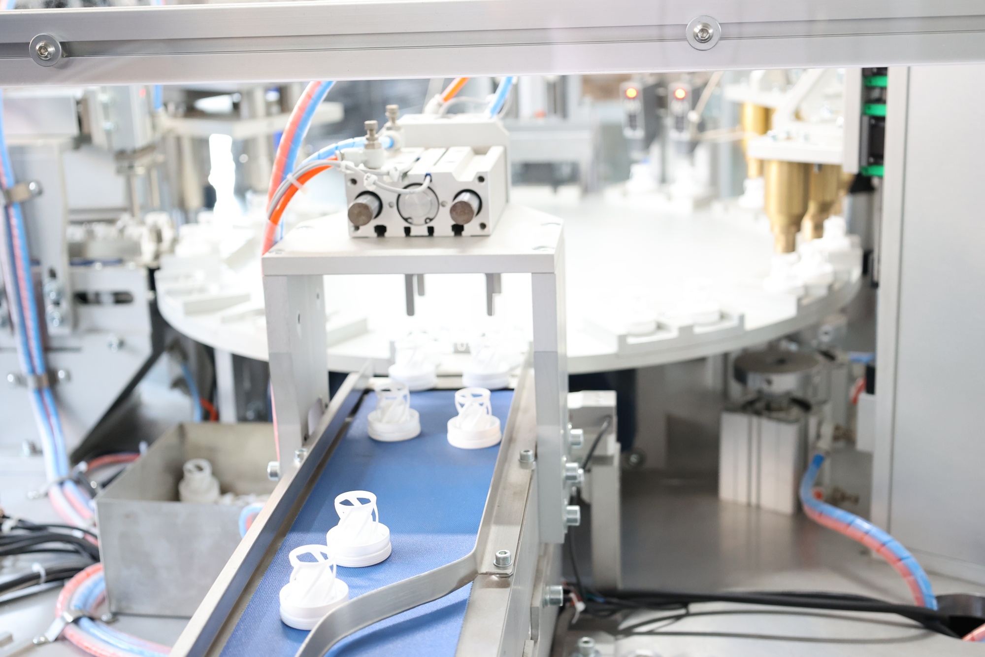 Automatic Plastic Bottle Cap Assembly Machine for Flip Top Spout Oil Sports Caps 2-piece 3-piece Closure Assembling Line