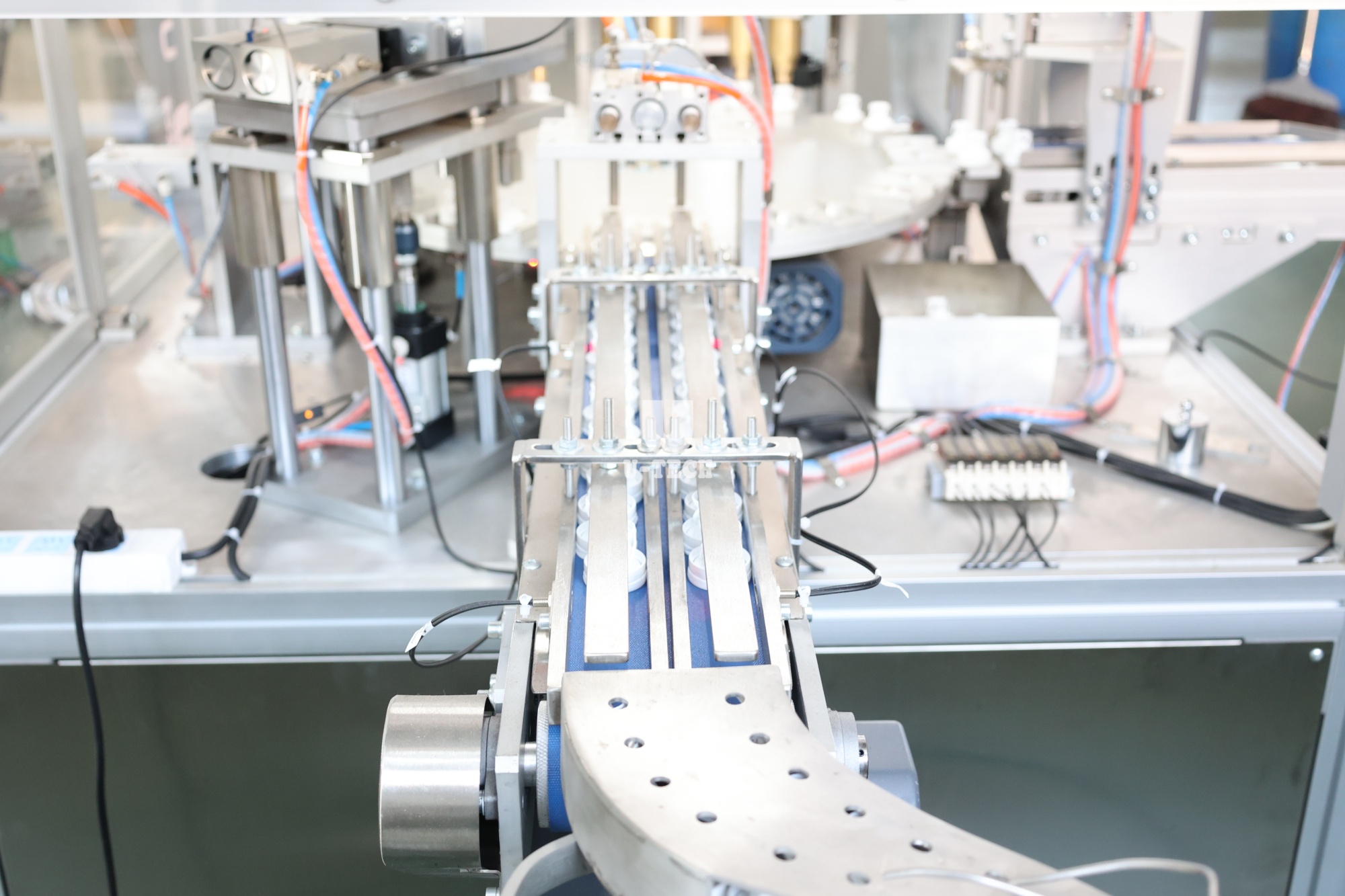Pp Plastic Silica Gel Dryer Spring Closure Tamper-proof Desiccant Cap Assembly Machine for Effervescent Tablet Tube